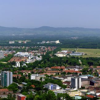 Панорама Фрайбурга с горы Шлоссберг Справа видна взлетно-посадочная полоса Flugplatz Freiburg (EDTF)