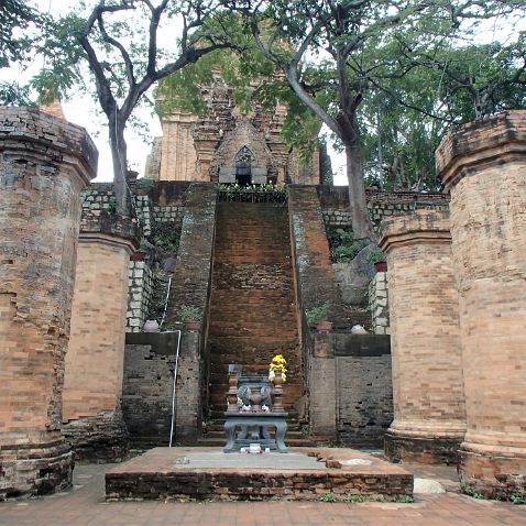 Việt Nam: Khánh Hòa: Nha Trang: Tháp Po Nagar Вьетнам: Кханьхоа: Чамские Башни Понагар на горе Ла-Лао - храмово-башенный комплекс средневекового государства Тямпа в...