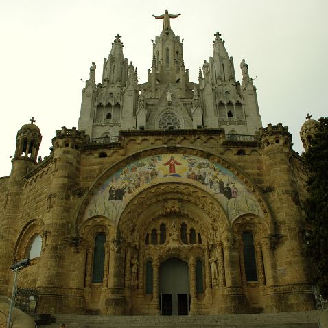 Temple Expiatori del Sagrat Cor Испания: Каталония: Храм Святого Сердца Иисуса - приходская церковь и малая базилика в Барселоне на горе Тибидабо