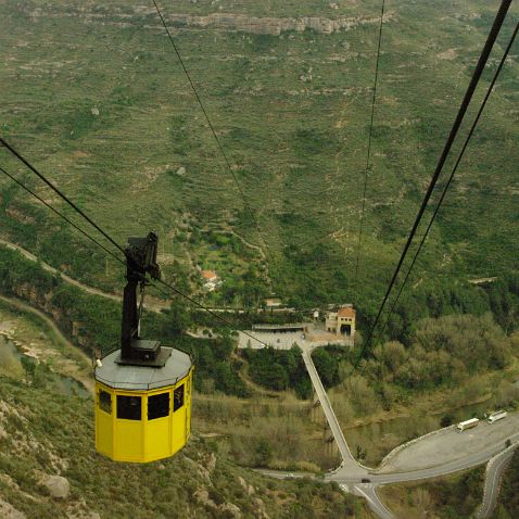 España: Cataluña: La muntanya de Montserrat: Aeri de Montserrat Испания: Каталония: Канатная дорога на гору и в аббатство Монтсеррат