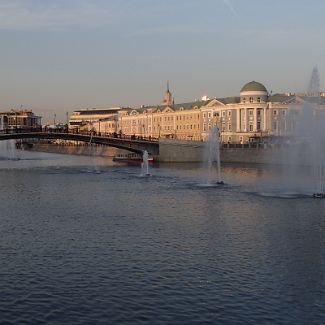 2015_05_21-19_52_42 Москва. Лужков мост и плавающие фонтаны на Водотводном канале.