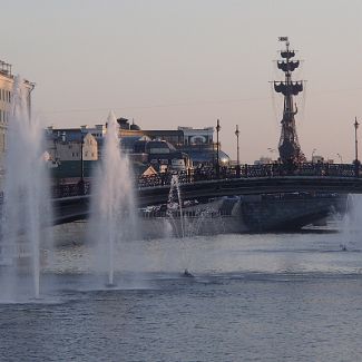 2015_05_21-19_57_28 Москва. Плавающие фонтаны на Водотводном канале.