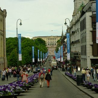 Karl Johans gate Улица Карла Йохана - центральная улица Осло простирающаяся от Центрального вокзала Осло до Дворца норвежских королей