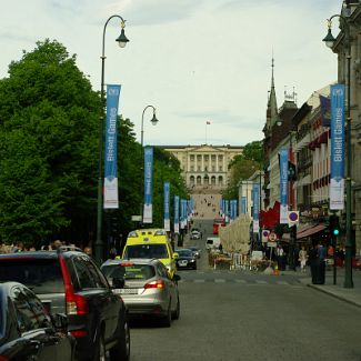 Karl Johans gate Улица Карла Йохана - центральная улица Осло простирающаяся от Центрального вокзала Осло до Дворца норвежских королей