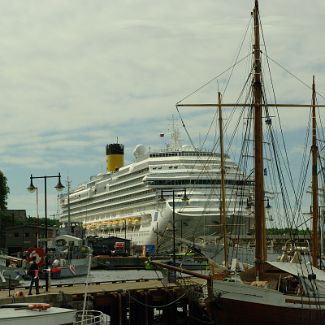 Costa Favolosa at port of Oslo Круизный лайнер Costa Favolosa в порту Осло