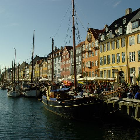 Danmark: København: Nyhavn Нюхавн (Новая гавань) - канал в Копенгагене построенный рыбаками в 17 веке - ныне самое популярное туристическое место...