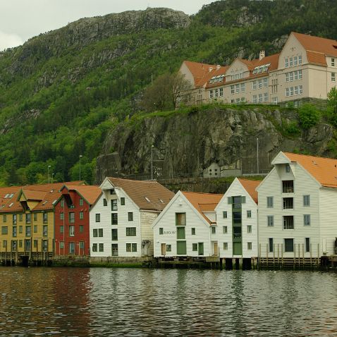 Kingdom of Norway: Hordaland: Departure from the port of Bergen Норвегия: Фюльке Хордаланд: Отплытие лайнера Costa Favolosa из круизного порта Бергена