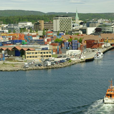 Kingdom of Norway: Vest-Agder: Arrival at the port of Kristiansand Норвегия: Фюльке Вест-Агдер: Прибытие лайнера Costa Favolosa в круизный порт Кристиансанн