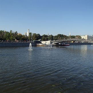 2015_08_22-16_56_58 Москва. Плавающие фонтаны на Водотводном канале и Лужков мост.