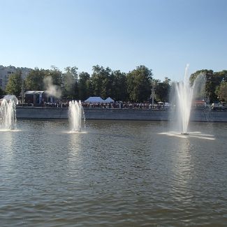 2015_08_22-16_57_18 Москва. Плавающие фонтаны на Водотводном канале.