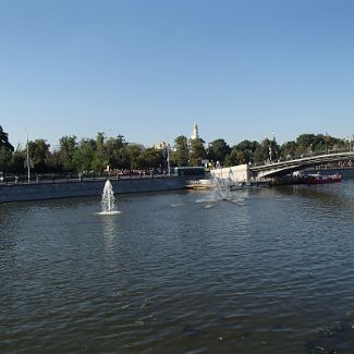 2015_08_22-16_59_07 Москва. Плавающие фонтаны на Водотводном канале и Лужков мост.