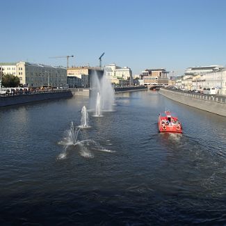 2015_08_22-17_03_17 Москва. Плавающие фонтаны на Водотводном канале.