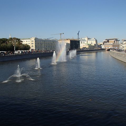 Russia: Moscow: Kadashevskaya embankment Москва. Кадашёвская набережная, Лужков мост и плавающие фонтаны на Водоотводном канале