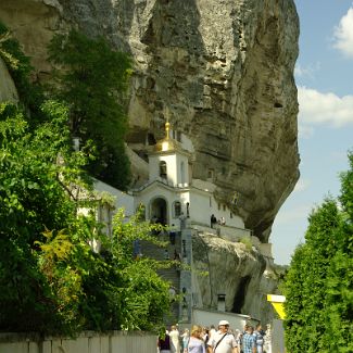 Ступени в пещерный храм