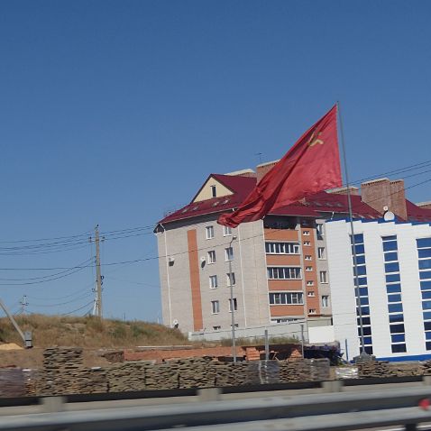 Russia: Soviet flag in Kamensk-Shakhtinsky Советский флаг на трассе М4-Дон в городе Каменск Шахтинский