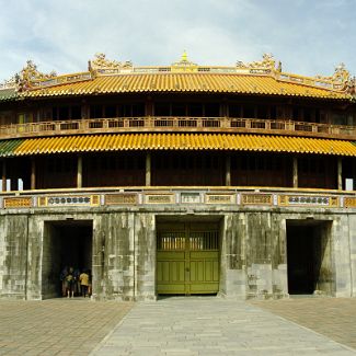 Ngọ Môn panorama Панорама главных ворот (Gate of Noon) имперского города Хюэ. Ворота построены в 1833 году императором Минь Мангом. Верхний уровень ворот использовался как...