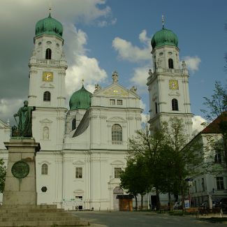 Westfassade des Dom St. Stephan