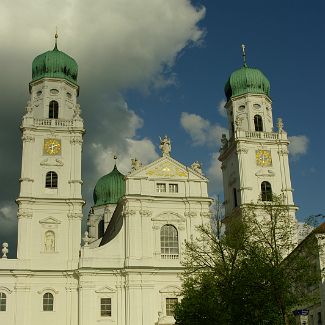 Westfassade des Dom St. Stephan