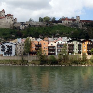 Die alte Herzogsstadt Burghausen Панорама Бургхаузена - самой длинной средневековой крепости в Европе