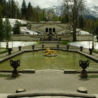 Blick vom Schloss auf das Gartenparterre und die Anhöhe mit dem Venustempel