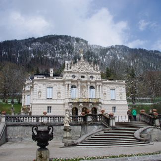 Schloss Linderhof in den Ammergauer Alpen