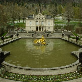 Schloss Linderhof, Blick vom Venustempel auf das Gartenparterre und die Südfassade