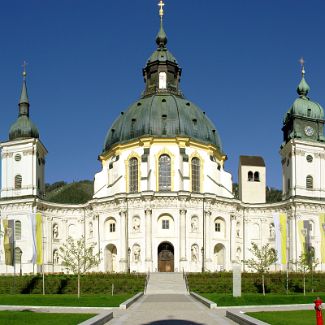 Oberbayern: Die barocke Benediktinerabtei Ettal Верхняя Бавария: Барочный фасад базилики аббатства Этталь