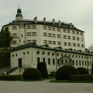 Schloss Ambras Südfassade vom Park aus, im Vordergrund der Spanische Saal