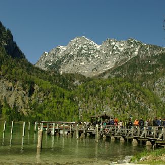 Salet: Ansicht der Bootsanlegestelle Вид на лодочный причал Salet на юге озера Königssee