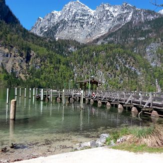 Salet: Ansicht der Bootsanlegestelle Вид на лодочный причал Salet на юге озера Königssee