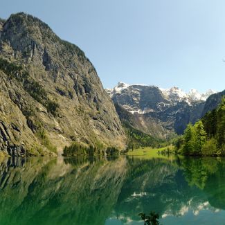 Blick auf den Obersee Oberbayern: Blick vom Saletalm auf den Obersee Верхняя Бавария: Берхтесгаденер-Ланд: Вид на озеро Оберзее с морены Salet