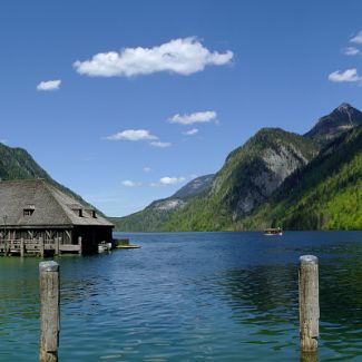 Königssee mit der Kirche St. Bartholomä Oberbayern: Panoramabild Königssee mit der Kirche St. Bartholomä Верхняя Бавария: Панорама озера Кёнигзее с церковью Святого Варфоломея с лодочного пирса