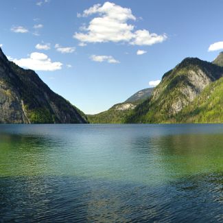 Königsseepanorama in nördlicher Richtung Oberbayern: Der Königssee von St. Bartholomä talauswärts gesehen Верхняя Бавария: Панорама озера Кёнигзее в северном направлении от церкви Святого Варфоломея