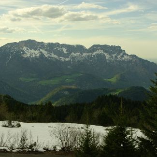 Blick auf den Untersberg Верхняя Бавария: Берхтесгаденер-Ланд: Вид на гору Untersberg с панорамной дороги Roßfeldhöhenringstraße.