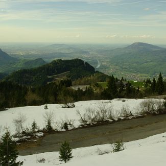 Blick vom Hennenköpfl Richtung Salzachtal Верхняя Бавария: Берхтесгаденер-Ланд: Вид на долину реки Зальцах c панорамной дороги Roßfeldhöhenringstraße.