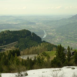 Blick vom Hennenköpfl Richtung Hallein Верхняя Бавария: Берхтесгаденер-Ланд: Вид в направлении австрийского города Халлайн c панорамной дороги Roßfeldhöhenringstraße.