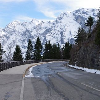 Roßfeldhöhenringstraße und Göll-Massiv Верхняя Бавария: Берхтесгаденер-Ланд: Горный массив Göll и дорога Roßfeldhöhenringstraße.