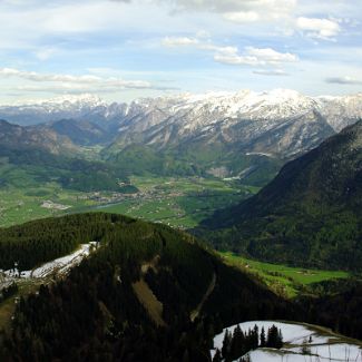 Blick in den Tennengau Panoramablick in den Tennengau von der Roßfeldhöhenringstraße. Верхняя Бавария: Берхтесгаденер-Ланд: Вид на австрийский район Тенненгау и на горный массив Göll...