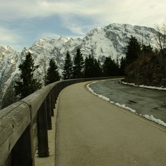 Roßfeldhöhenringstraße mit Blick auf das Göll-Massiv Верхняя Бавария: Берхтесгаденер-Ланд: Вид на горный массив Göll c панорамной дороги Roßfeldhöhenringstraße