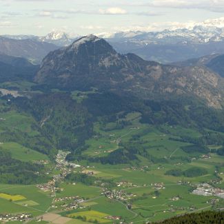 Panorama von der Roßfeldhöhenringstraße Oberbayern: Berchtesgadener Land: Roßfeldhöhenringstraße ein Blick Richtung Kuchl und Golling. Верхняя Бавария: Берхтесгаденер-Ланд: Панорамный вид на...