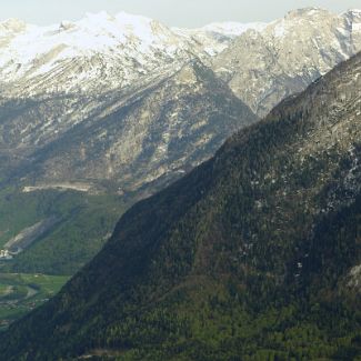 Roßfeldhöhenringstraße ein Blick Richtung Golling an der Salzach Верхняя Бавария: Берхтесгаденер-Ланд: Вид c панорамной дороги Roßfeldhöhenringstraße в направлении австрийского Golling an der Salzach, лежащего у подножия...