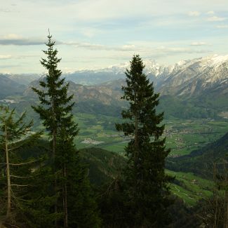 Roßfeldstraße ein Blick Richtung Golling an der Salzach Верхняя Бавария: Берхтесгаденер-Ланд: Вид c панорамной дороги Roßfeldhöhenringstraße в направлении австрийского Golling an der Salzach.