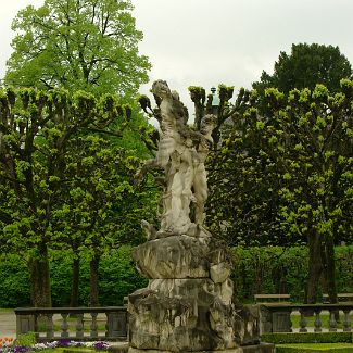 Herakles erwürgt Antaios Der Sieg des Herkules über den erdverbundenen Halbgott Anthaeus, dem hochgehoben seine aus der Erde stammenden, sonst unüberwindlichen Kräfte ausgingen