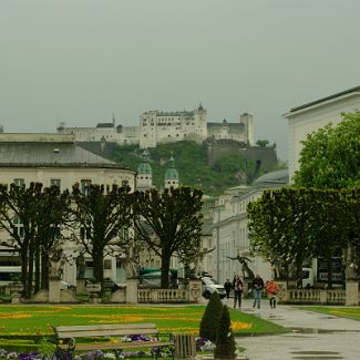 Mirabellgarten mit den vier Raptusgruppen und Blick auf die Festung