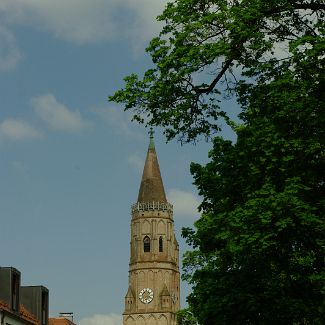 Turm der Jodokskirche vom Prantlgarten