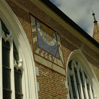 Sonnenuhr an der Wand der Kirche