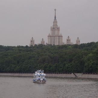 Вид на МГУ с Москвы-реки