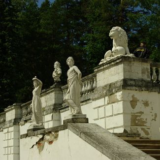 Скульптуры на Нижней террасе усадьбы Архангельское