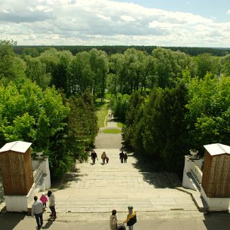 Лестница к Москве-реке от санаторских корпусов в усадьбе Архангельское