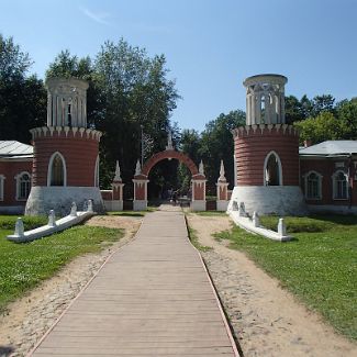 Башни-караульни на главном въезде в усадьбу Воронцово